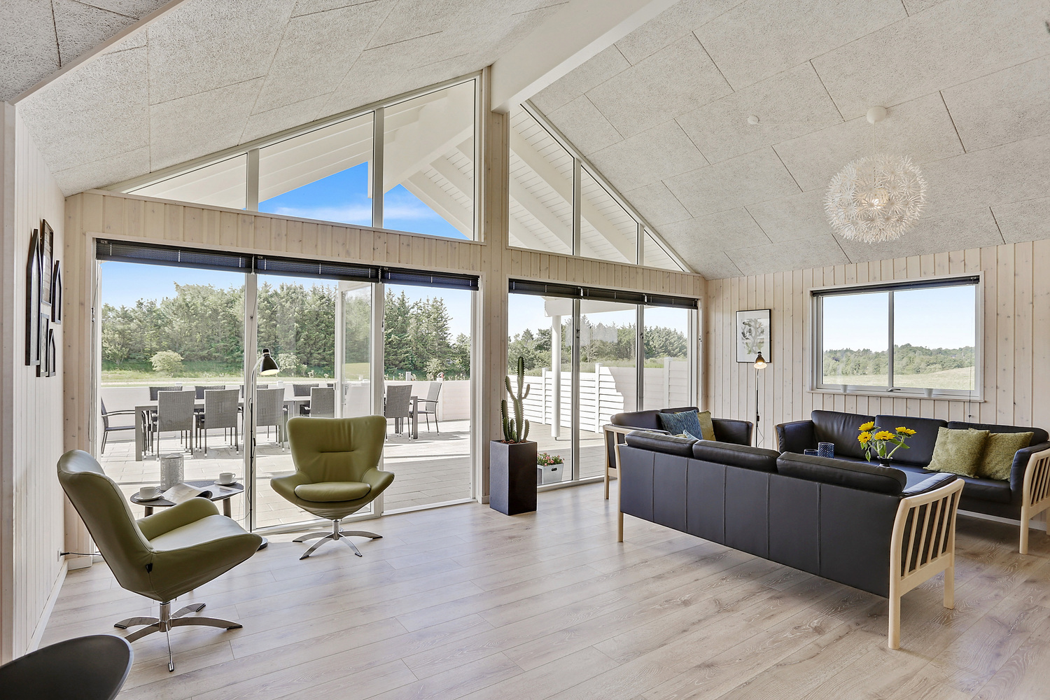 Der Aufenthaltsraum bietet Platz für 18 Personen, wenn ihr das Ferienhaus 405 in Limfjord besucht.