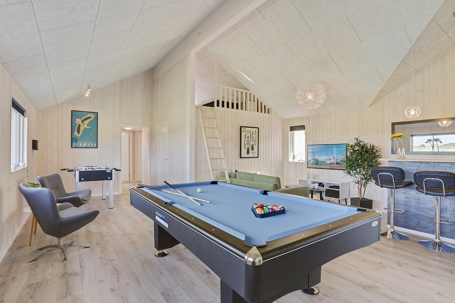 Neben den vielen schönen Stunden, die man im Poolbereich des Hauses verbringen kann, bietet das Luxusferienhaus 405 auch Spielevergnügen bei Billard/Tischtennis und Darts