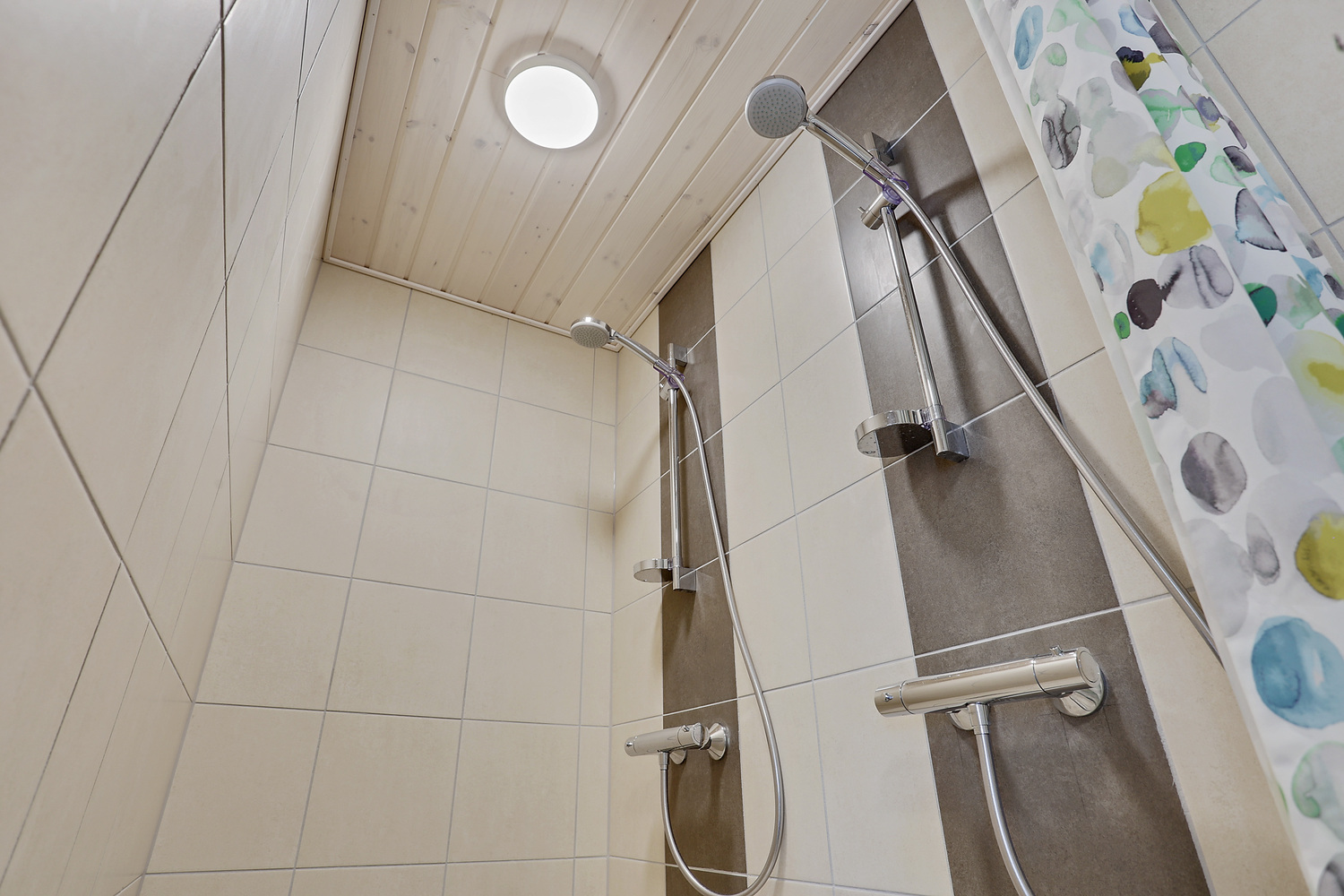 Eines der Badezimmer im Luxusferienhaus Nr. 405