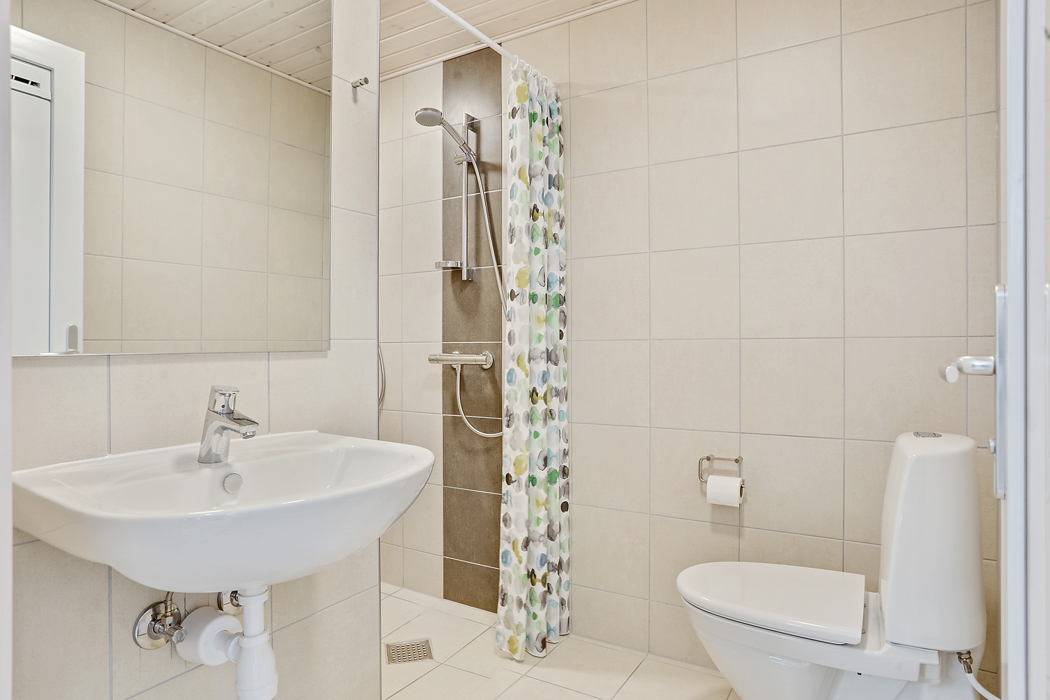 Im Luxusferienhaus Nr. 405 für 18 Personen gibt es Bad mit Dusche.