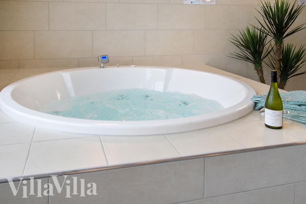 Genießen Sie den warmen Whirlpool im Luxusferienhaus Nr. 407 in Westjütland