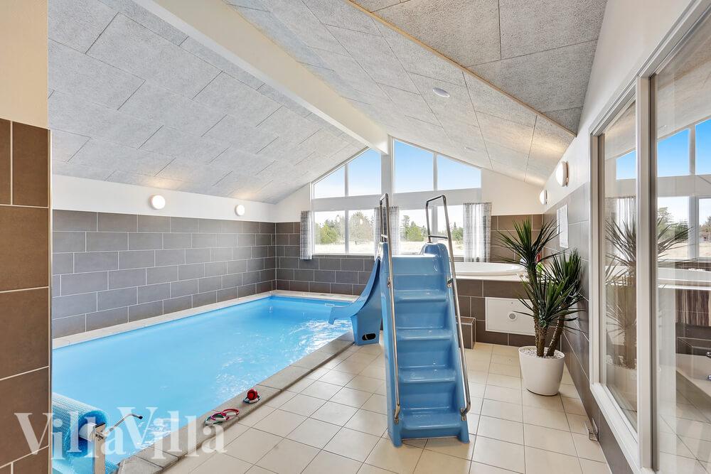 Der schicke Pool im Luxusferienhaus Nr. 408 für 18 Personen
