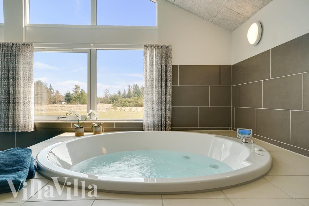 Genießen Sie den warmen Whirlpool im Luxusferienhaus Nr. 408 in Nordjütland