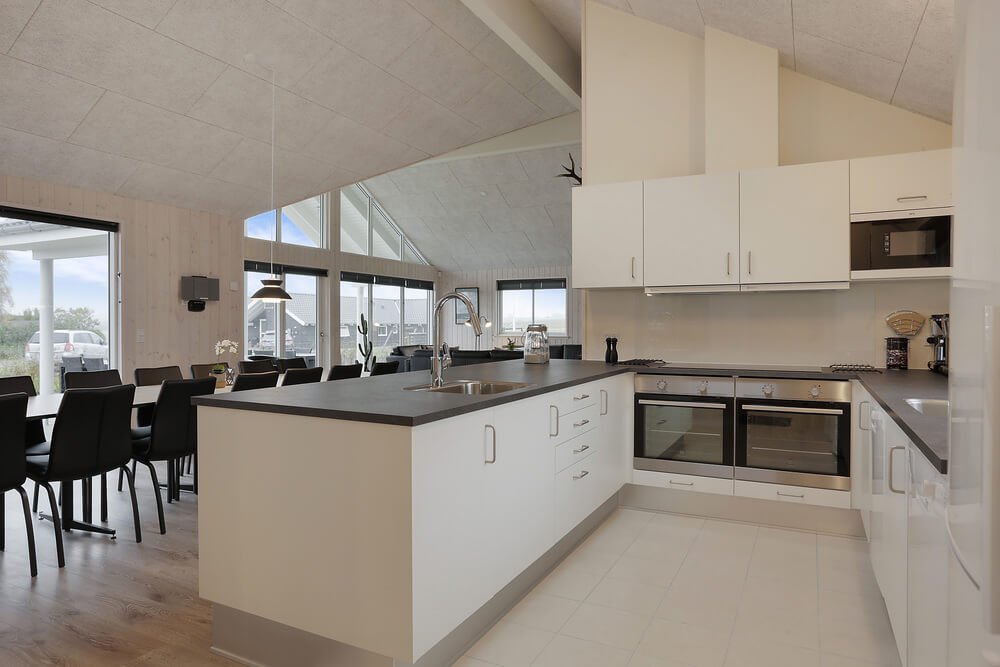 Die Küche in dem Luxusferienhaus Nr. 392 ist so gut ausgestattet, dass man problemlos Mahlzeiten für 18 Personen zubereiten kann.