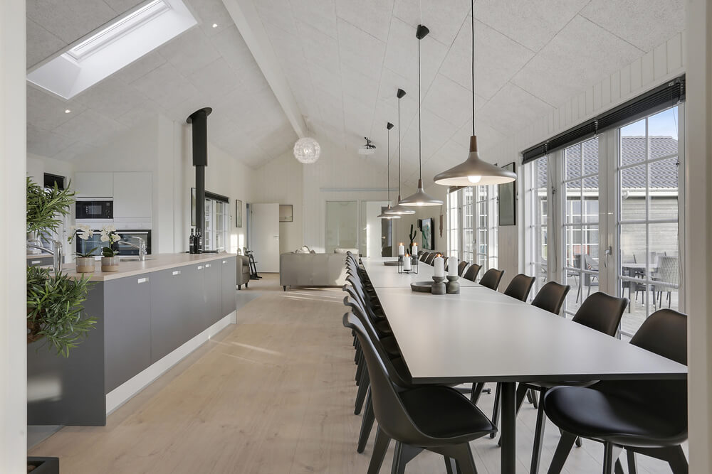 Der große, lichtdurchflutete Aufenthaltsraum im Luxusferienhaus Nr. 415 für 26.