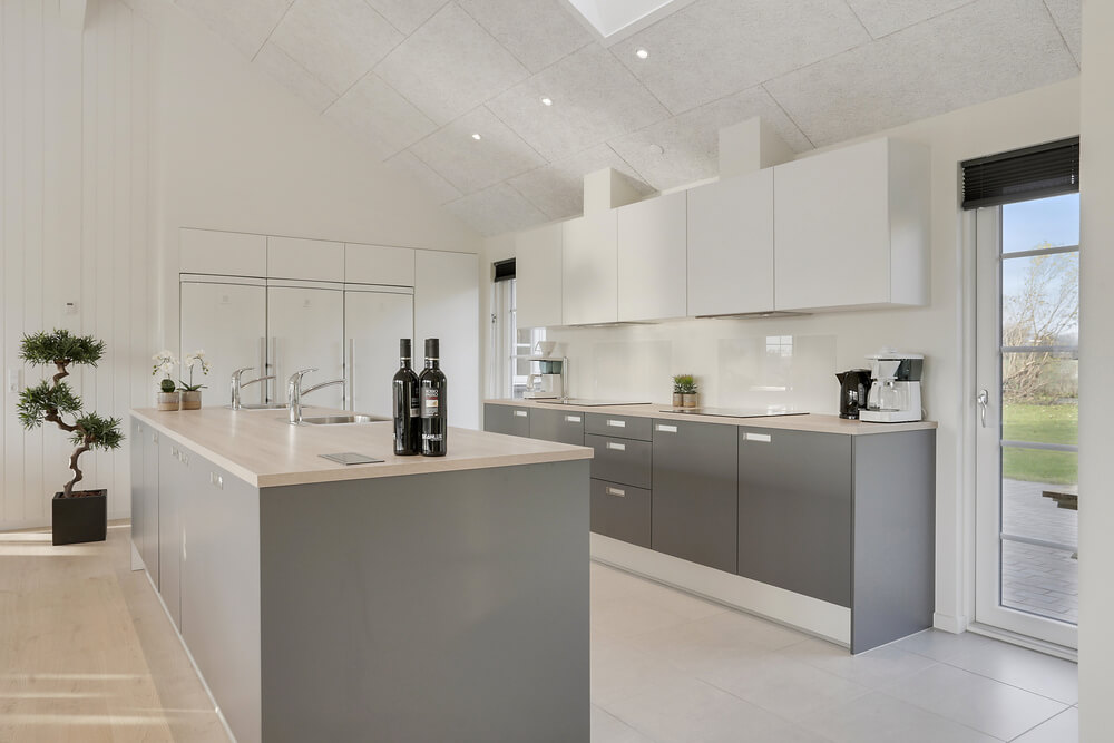 Die Küche in dem Luxusferienhaus Nr. 415 ist so gut ausgestattet, dass man problemlos Mahlzeiten für 26 Personen zubereiten kann.