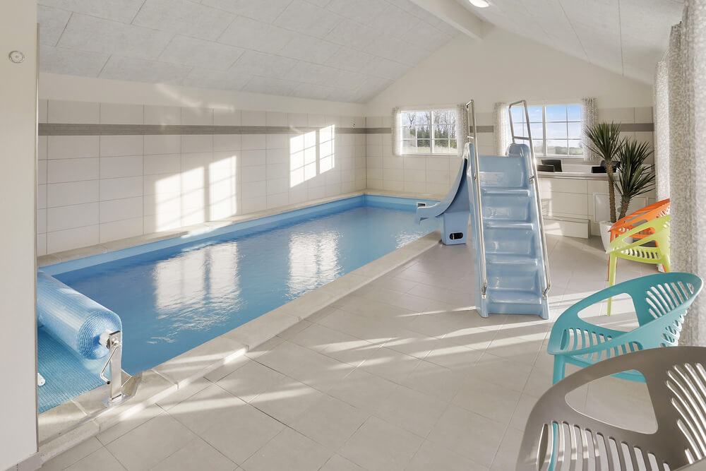 Das Ferienhaus 415 hat einen schicken Poolbereich mit Wasserrutsche, einem geräumigen, eingelassenen Whirlpool und einer Sauna.