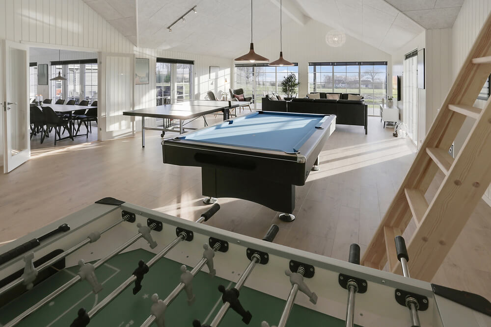Das Luxusferienhaus 415 für 26 Personen hat einen großen Aktivitätsraum mit u. a. Billard und Darts