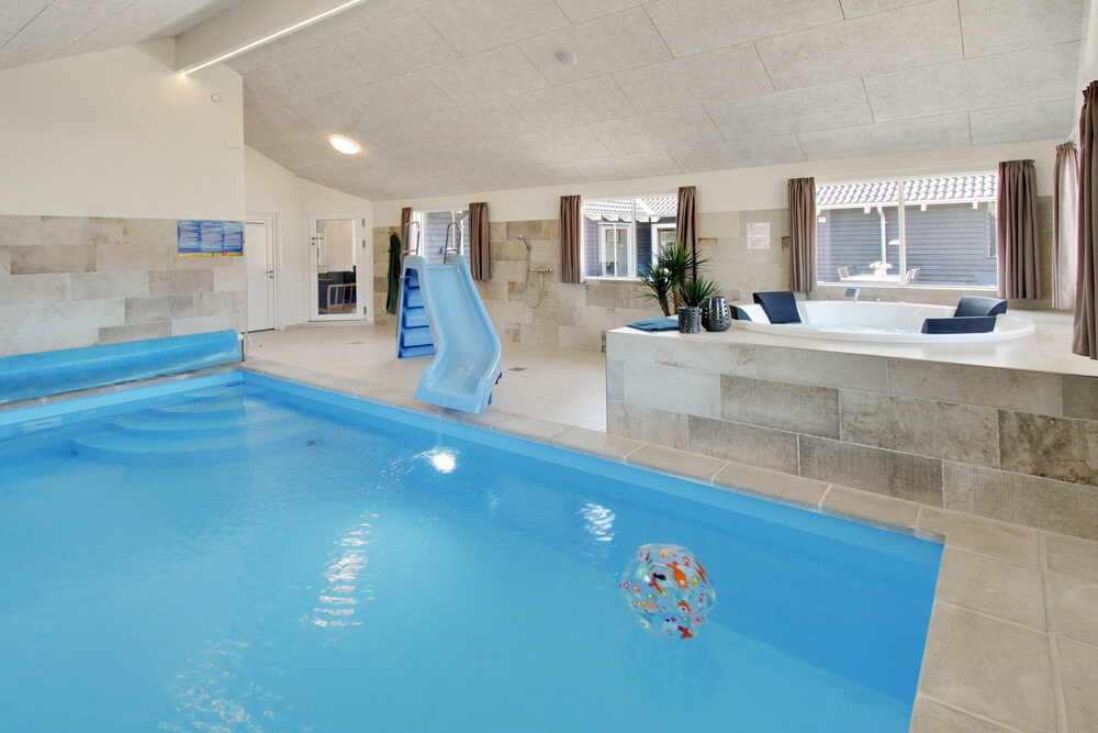 Das Ferienhaus 410 hat einen schicken Poolbereich mit Wasserrutsche, einem geräumigen, eingelassenen Whirlpool und einer Sauna.
