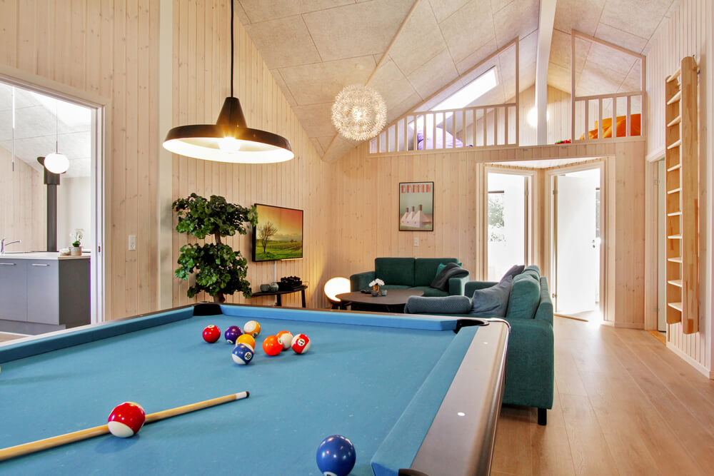 Das Luxusferienhaus 410 für 20 Personen hat einen großen Aktivitätsraum mit u. a. Billard und Darts