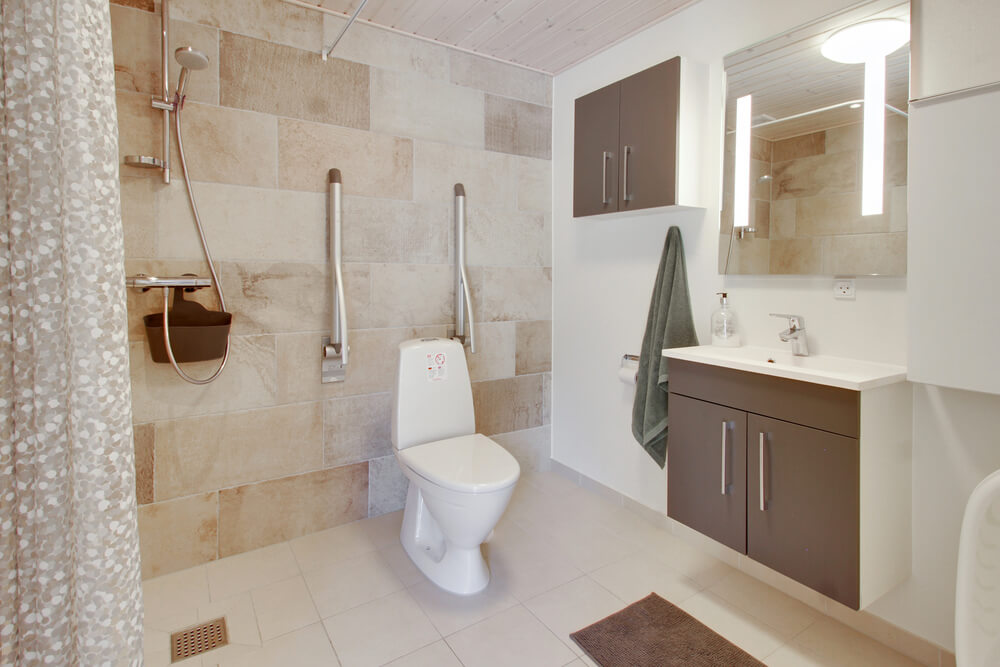 Eines der Badezimmer im Luxusferienhaus Nr. 410