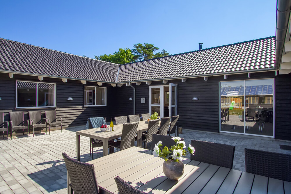 Auf der Terrasse des Ferienhauses Nr. 410 ist Platz für 20 Personen.