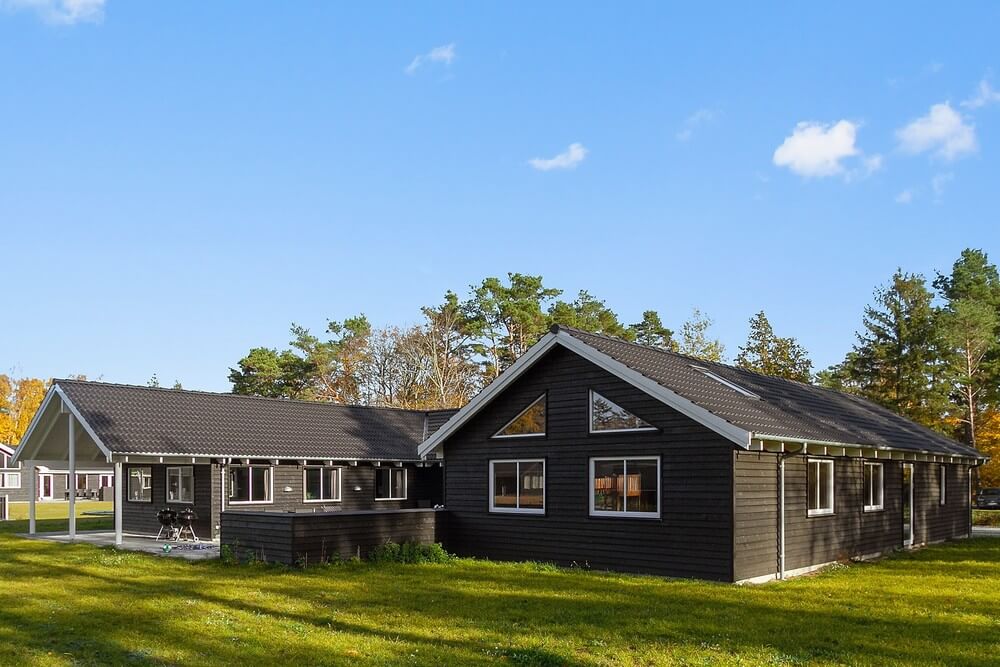 Dieses schicke Poolhaus Nr. 410 liegt in Nordseeland und bietet Platz für 20 Personen.