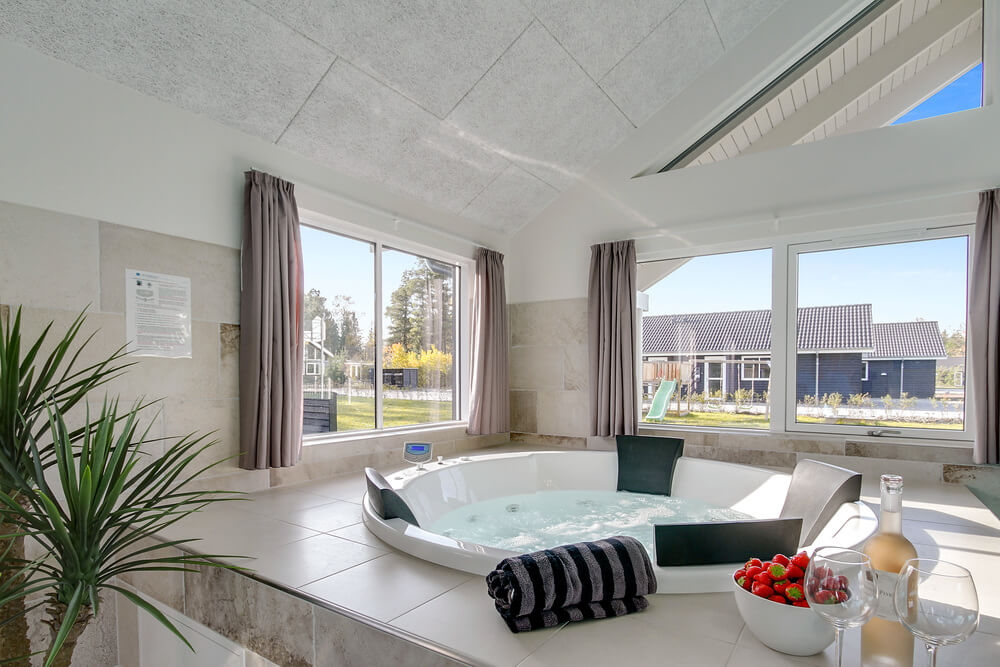Genießen Sie den warmen Whirlpool im Luxusferienhaus Nr. 410 in Nordseeland
