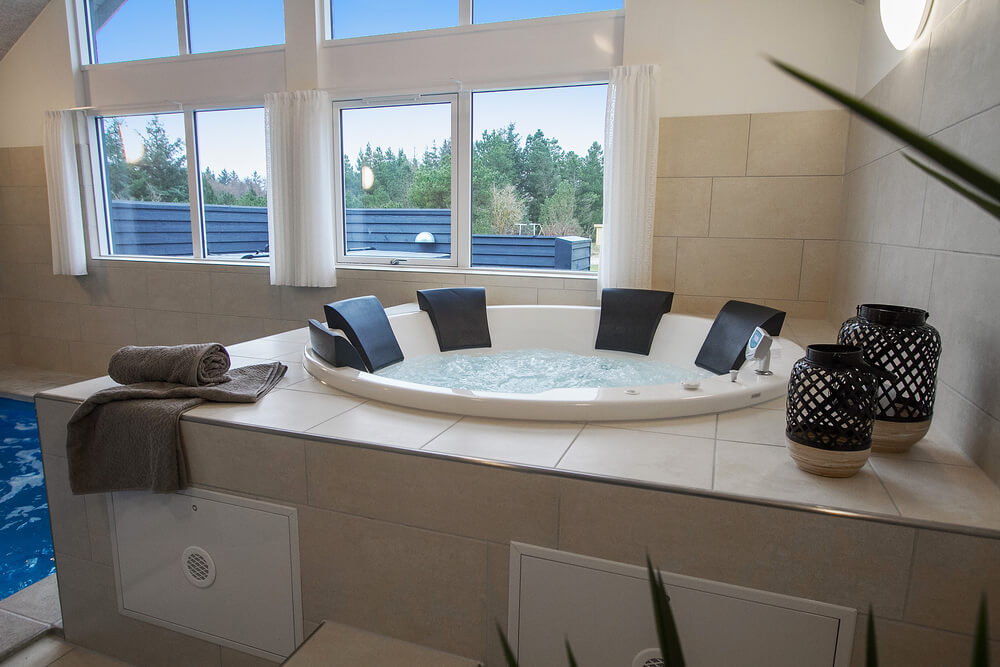 Genießen Sie den warmen Whirlpool im Luxusferienhaus Nr. 409 in Westjütland