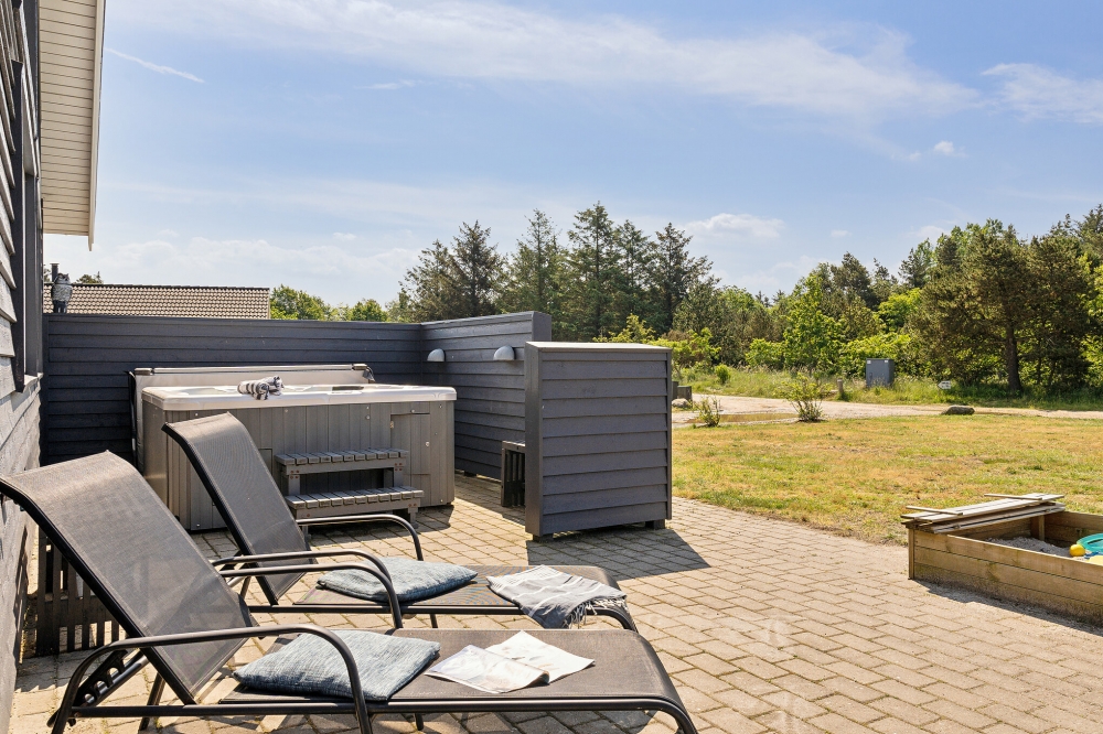 Auf der Terrasse des Ferienhauses Nr. 409 ist Platz für 18 Personen.
