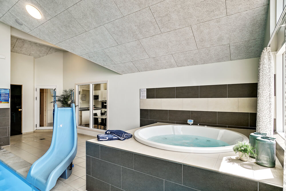 Genießen Sie den warmen Whirlpool im Luxusferienhaus Nr. 416 in Nordseeland