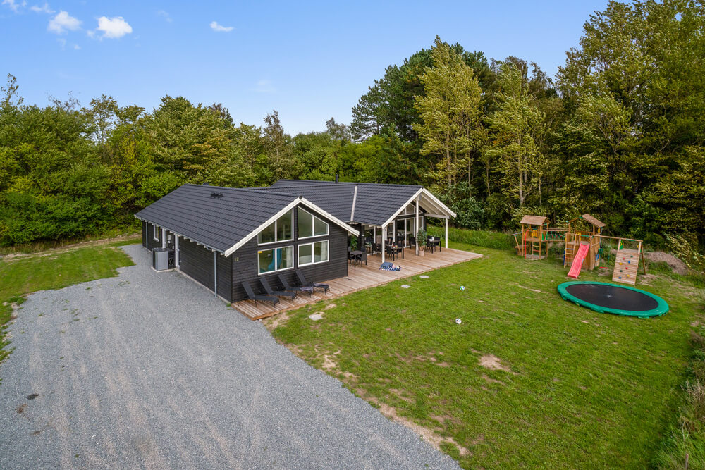 Zu dem attraktiven Ferienhaus Nr. 416 in Nordseeland gehört auch ein tolles Angebot im Außenbereich, z. B. Spieleturm und Schaukeln