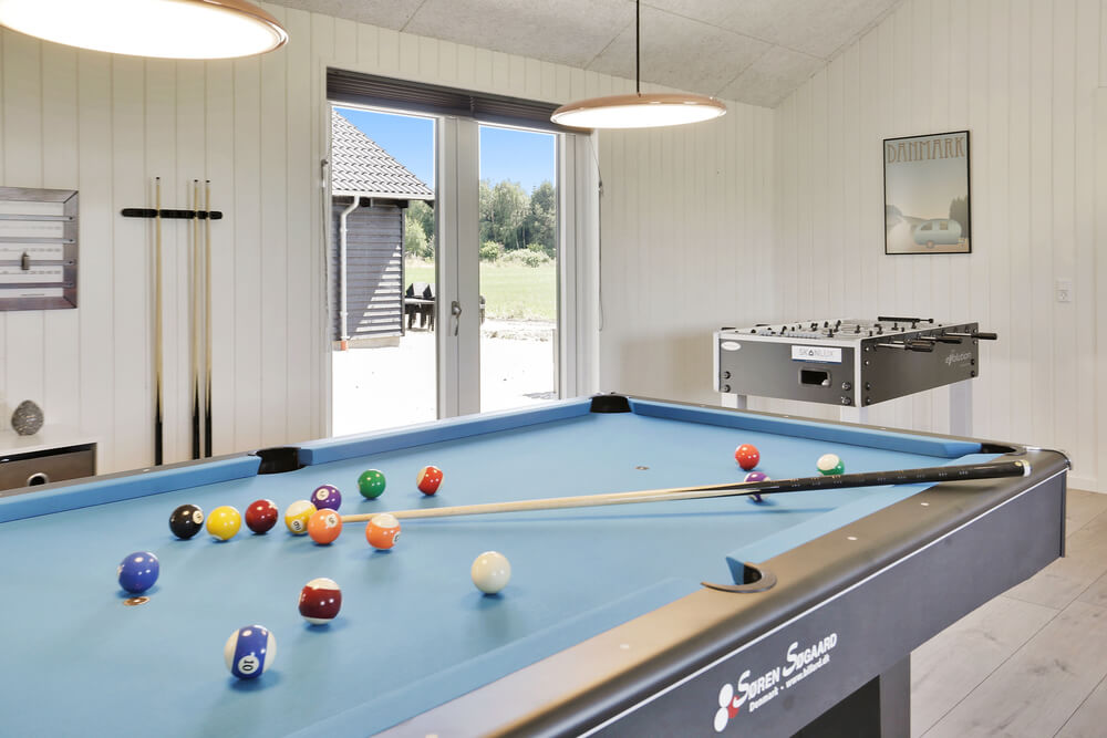 Das Luxusferienhaus 403 für 24 Personen hat einen großen Aktivitätsraum mit u. a. Billard und Darts