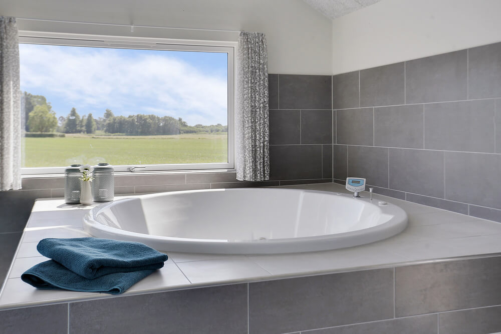 Genießen Sie den warmen Whirlpool im Luxusferienhaus Nr. 403 in Lolland/Falster/Mön