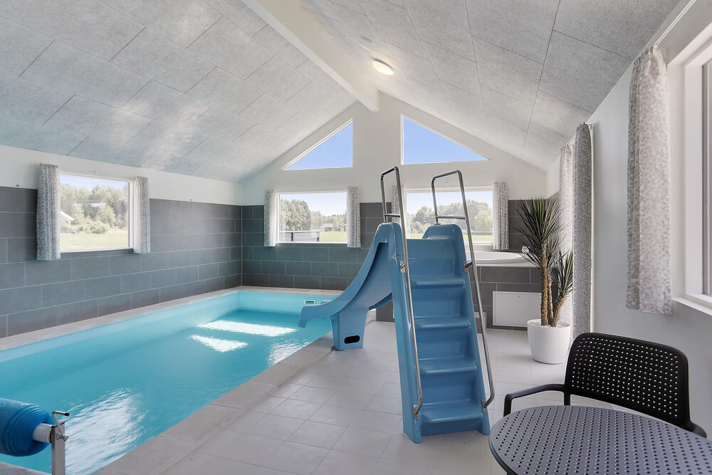 Das Ferienhaus 403 hat einen schicken Poolbereich mit Wasserrutsche, einem geräumigen, eingelassenen Whirlpool und einer Sauna.