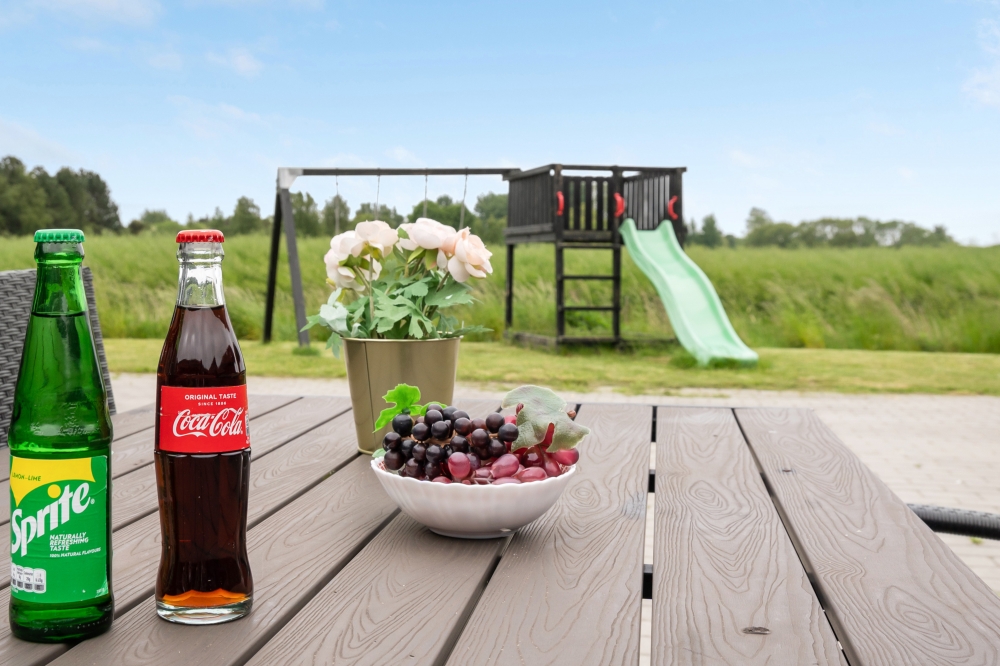 Auf der Terrasse des Ferienhauses Nr. 403 ist Platz für 24 Personen.