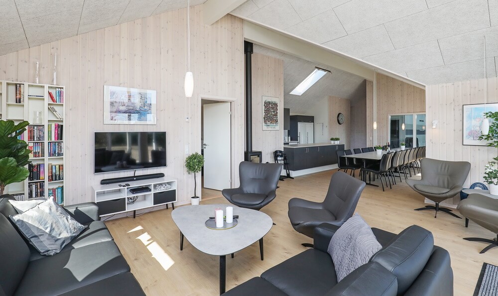 Der Aufenthaltsraum bietet Platz für 20 Personen, wenn ihr das Ferienhaus 413 in Lolland/Falster/Mön besucht.