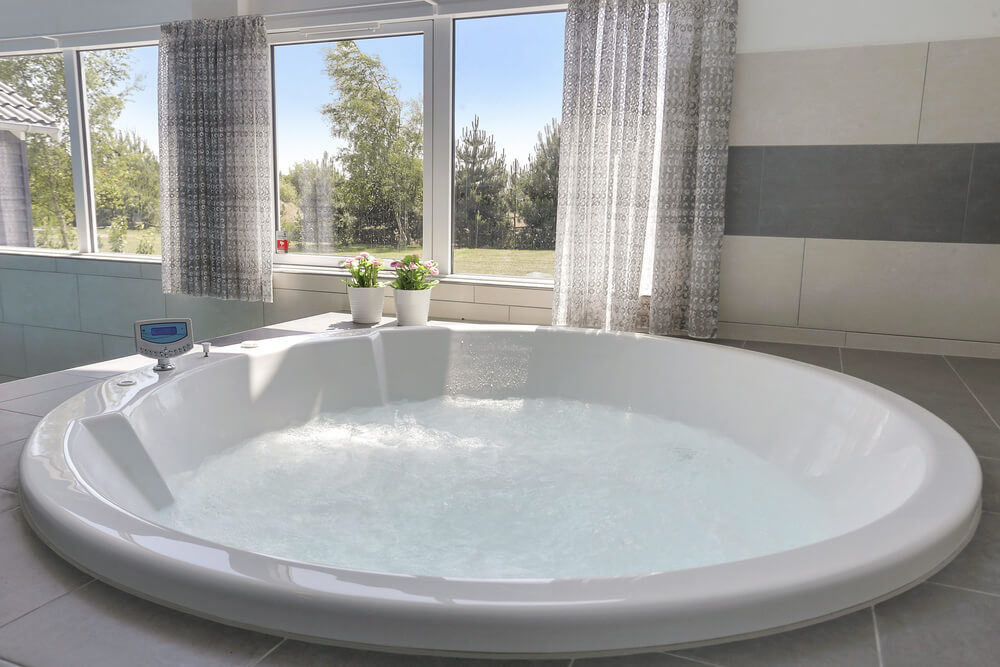 Genießen Sie den warmen Whirlpool im Luxusferienhaus Nr. 413 in Lolland/Falster/Mön