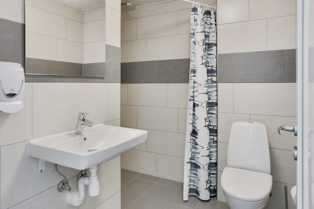Eines der Badezimmer im Luxusferienhaus Nr. 413