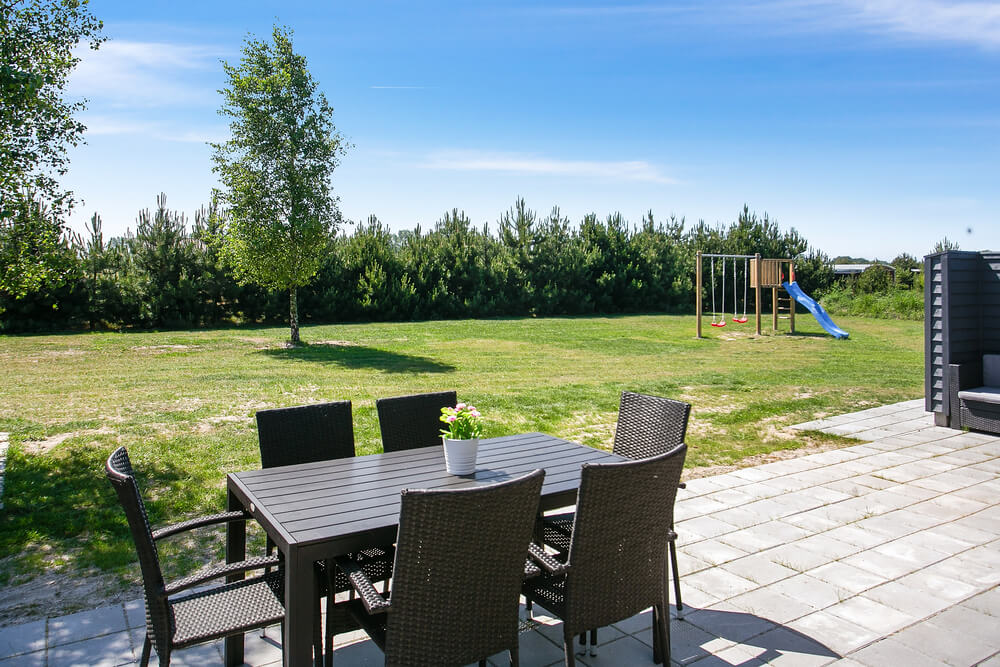 Genießen Sie einen Grillabend auf der Terrasse des Luxusferienhauses Nr. 413 in Lolland/Falster/Mön