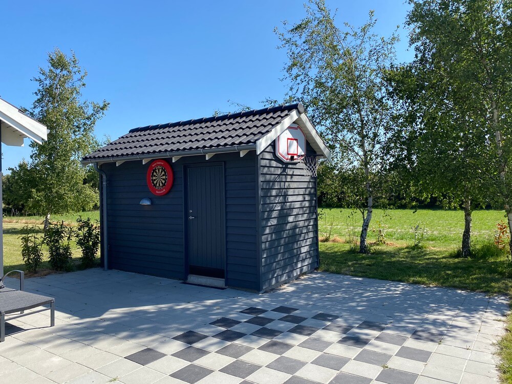 Zu dem attraktiven Ferienhaus Nr. 413 in Lolland/Falster/Mön gehört auch ein tolles Angebot im Außenbereich, z. B. Spieleturm und Schaukeln