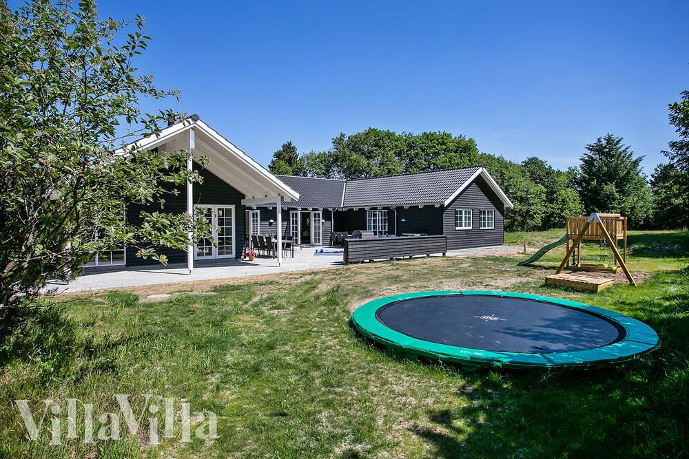 Zu dem attraktiven Ferienhaus Nr. 419 in Westjütland gehört auch ein tolles Angebot im Außenbereich, z. B. Spieleturm und Schaukeln