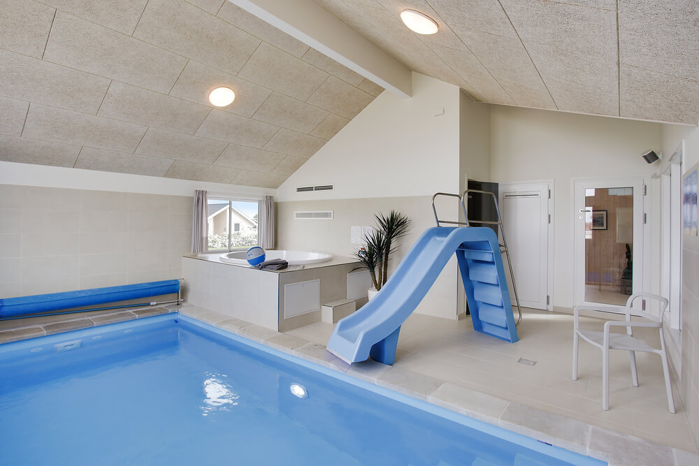 Das Ferienhaus 418 hat einen schicken Poolbereich mit Wasserrutsche, einem geräumigen, eingelassenen Whirlpool und einer Sauna.