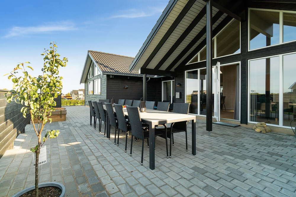 Genießen Sie einen Grillabend auf der Terrasse des Luxusferienhauses Nr. 418 in Fünen und seine Inseln
