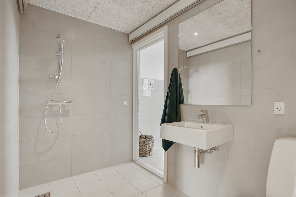 Eines der Badezimmer im Luxusferienhaus Nr. 411