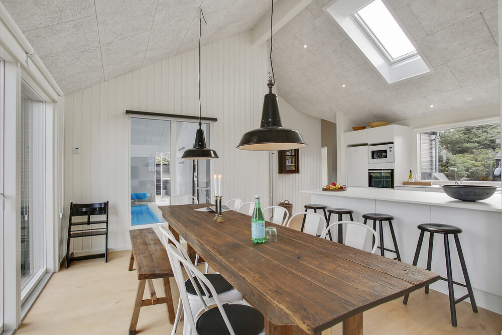 Der Aufenthaltsraum bietet Platz für 14 Personen, wenn ihr das Ferienhaus 411 in Nordjütland besucht.