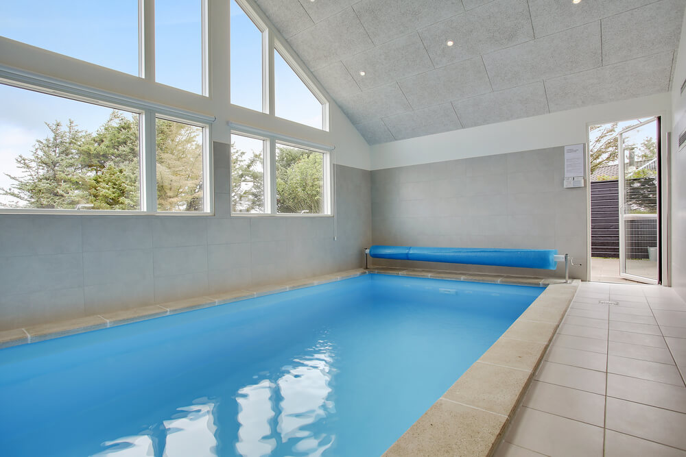 Das Ferienhaus 411 hat einen schicken Poolbereich mit Wasserrutsche, einem geräumigen, eingelassenen Whirlpool und einer Sauna.