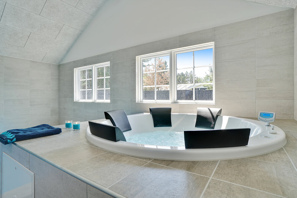 Genießen Sie den warmen Whirlpool im Luxusferienhaus Nr. 412 in Westjütland
