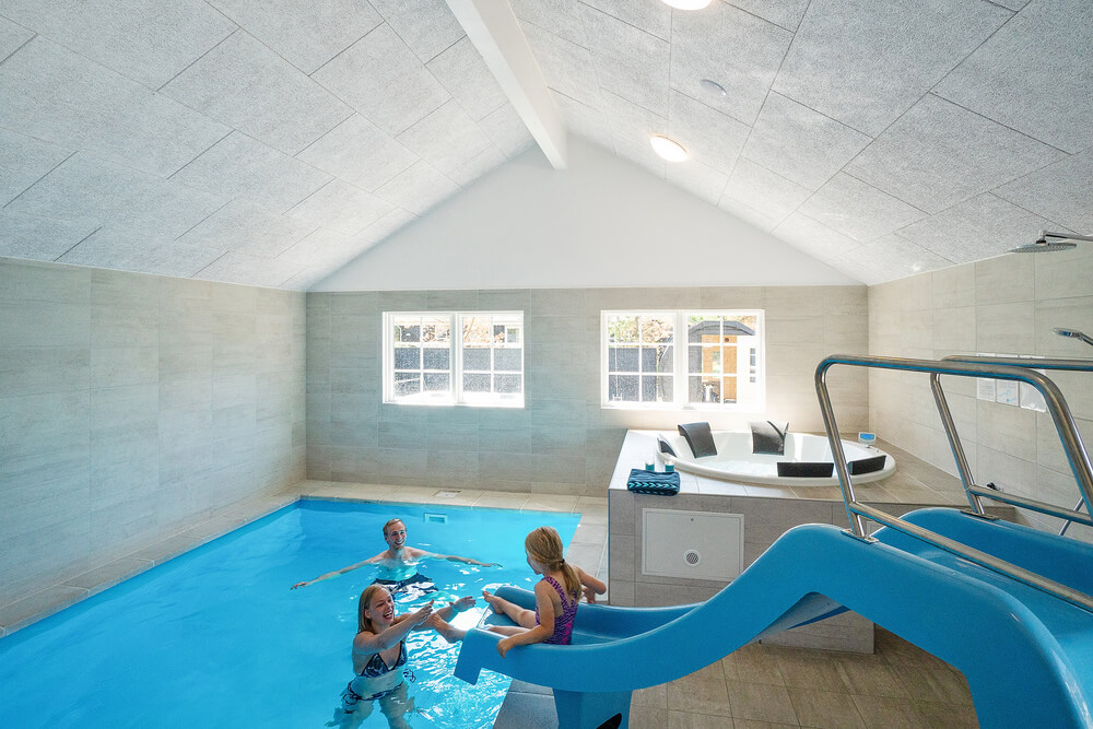 Das Ferienhaus 412 hat einen schicken Poolbereich mit Wasserrutsche, einem geräumigen, eingelassenen Whirlpool und einer Sauna.