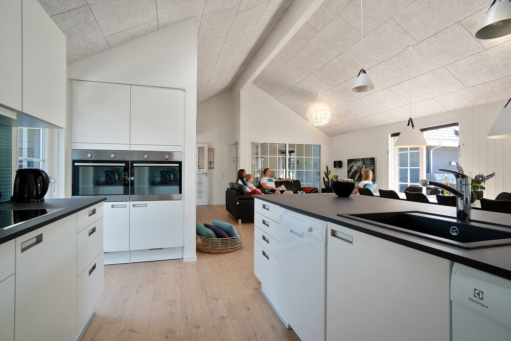 Die Küche in dem Luxusferienhaus Nr. 412 ist so gut ausgestattet, dass man problemlos Mahlzeiten für 24 Personen zubereiten kann.
