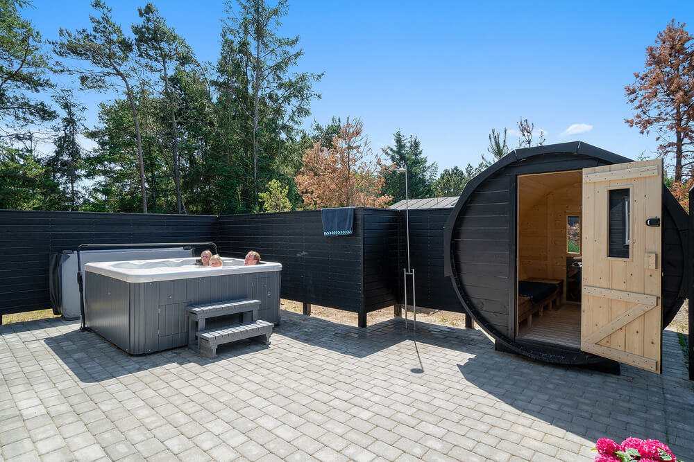Zu dem attraktiven Ferienhaus Nr. 412 in Westjütland gehört auch ein tolles Angebot im Außenbereich, z. B. Spieleturm und Schaukeln