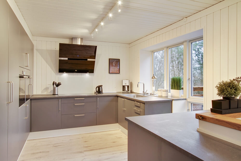 Die Küche in dem Luxusferienhaus Nr. 423 ist so gut ausgestattet, dass man problemlos Mahlzeiten für 28 Personen zubereiten kann.