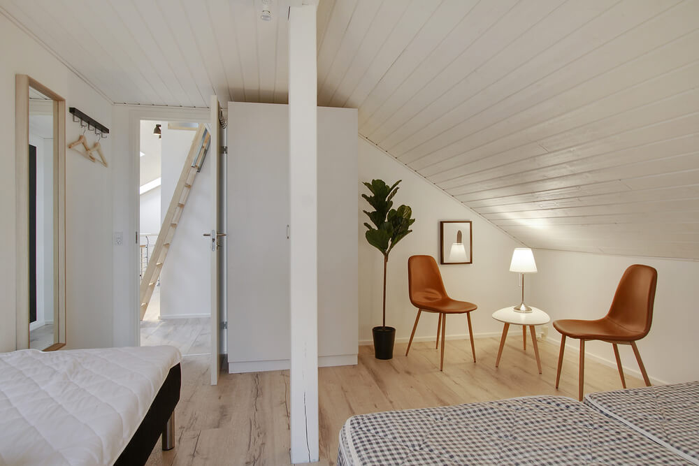 Der Aufenthaltsraum bietet Platz für 28 Personen, wenn ihr das Ferienhaus 423 in Ostjütland besucht.