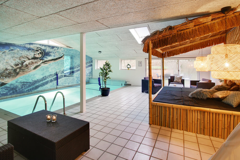 Das Ferienhaus 423 hat einen schicken Poolbereich mit Wasserrutsche, einem geräumigen, eingelassenen Whirlpool und einer Sauna.