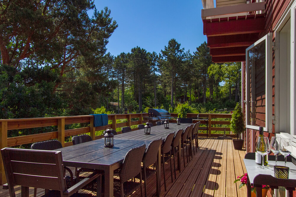 Genießen Sie einen Grillabend auf der Terrasse des Luxusferienhauses Nr. 423 in Ostjütland