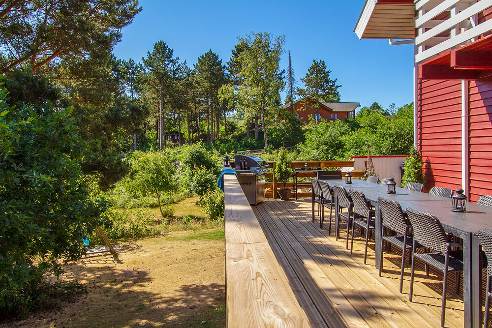Auf der Terrasse des Ferienhauses Nr. 423 ist Platz für 28 Personen.