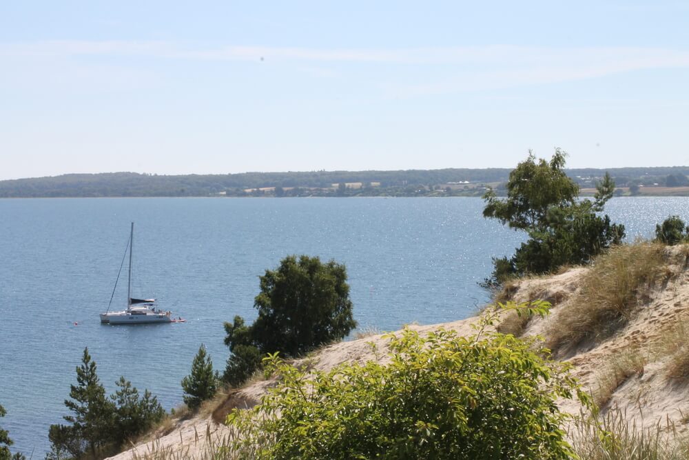 Der Strand in der Nähe von Luxusferienhaus Nr. 421 in Ostjütland lädt zum Spazierengehen ein.