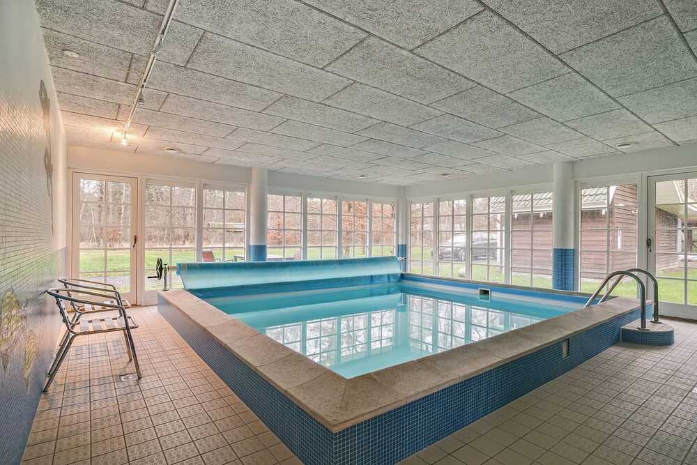 Das Ferienhaus 414 hat einen schicken Poolbereich mit Wasserrutsche, einem geräumigen, eingelassenen Whirlpool und einer Sauna.