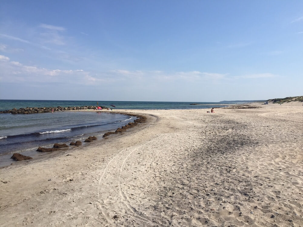 Der Strand in der Nähe von Luxusferienhaus Nr. 414 in Nordseeland lädt zum Spazierengehen ein.