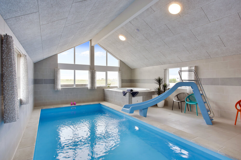 Das Ferienhaus 430 hat einen schicken Poolbereich mit Wasserrutsche, einem geräumigen, eingelassenen Whirlpool und einer Sauna.